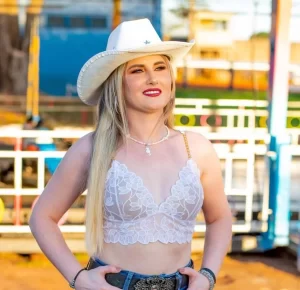 Conheça Diana Bristot, cantora de voz marcante da música sertaneja