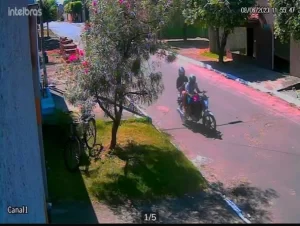 Vídeo: Ladrão invade clínica odontológica, rende secretária e ao sair dispara tiro no chão, em Bandeirantes