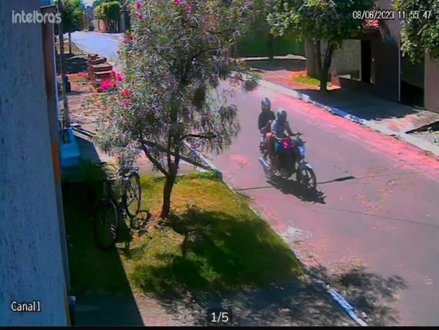 Vídeo: Ladrão invade clínica odontológica, rende secretária e ao sair dispara tiro no chão, em Bandeirantes