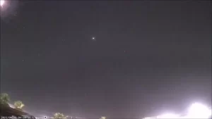 CÃ¢meras de monitoramento da Bramon registram passagem de meteoro bólido brilhoso em MT; veja vídeo