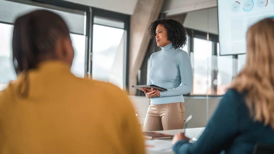 Liderança feminina no mercado de trabalho: como a linguagem ajuda a combater o assédio
