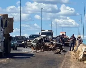 Carro bate em caminhonete e fica totalmente destruído em ponte que liga  Palmas e Luzimangues