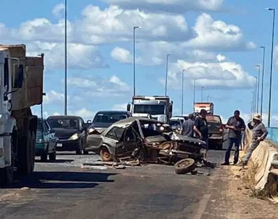 Carro bate em caminhonete e fica totalmente destruído em ponte que liga  Palmas e Luzimangues