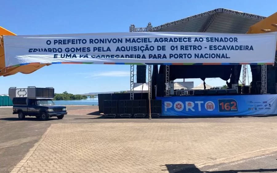 Senador Eduardo Gomes entrega máquinas em Porto