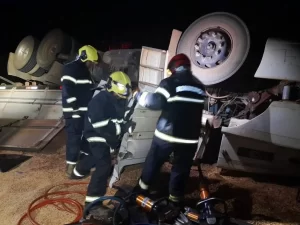 Motorista morre após carreta tombar e ficar soterrado por grãos na TO-080