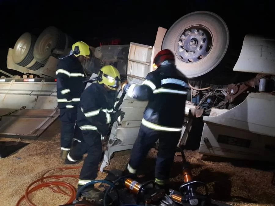 Motorista morre após carreta tombar e ficar soterrado por grãos na TO-080