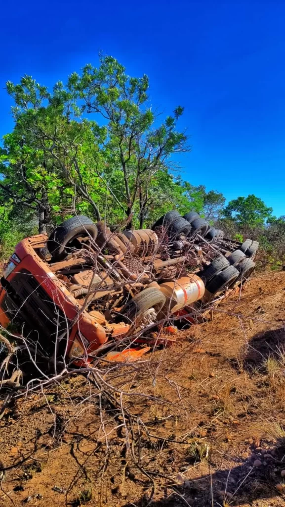 Susto: Carreta capota e fica de rodas para cima, após tentar se desviar de carro funcionário na BR-153, entre Colinas e BrasilÃ¢ndia