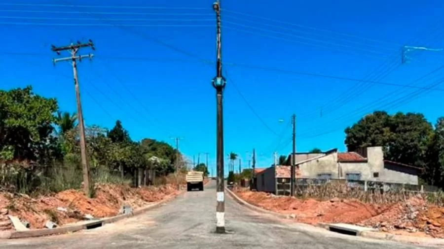 MPTO aciona companhia de energia elétrica para retirada de poste instalado no meio de via pública em Colinas do Tocantins