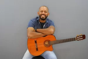 Edu Voz: Músico Tocantinense leva diversidade de ritmo musicais para animar temporada de férias no Estado