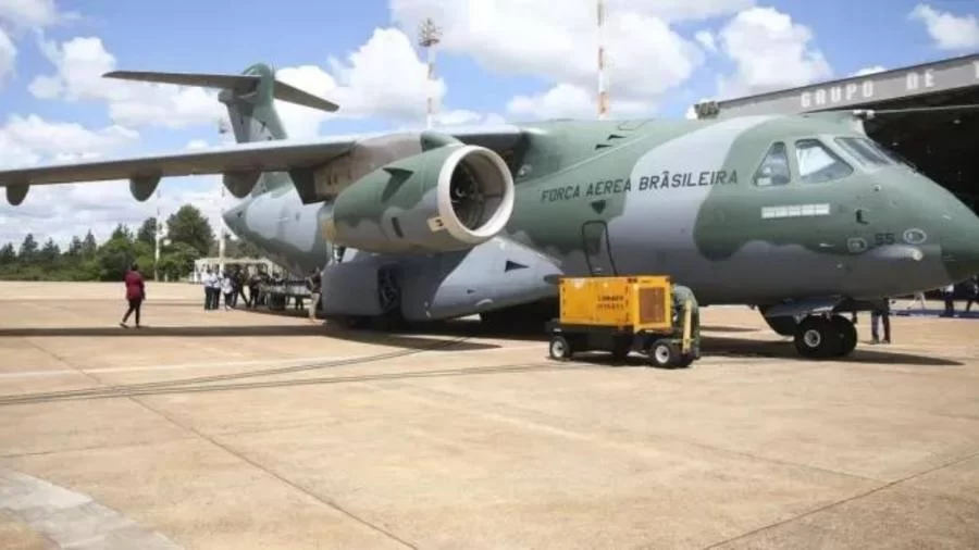 Ministros de Lula dão carona a esposas e integrantes do STF em voos da FAB; decreto dá brecha