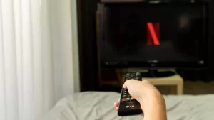 Sextou com o controle na mão! confira o listão de novidades de filmes e séries disponíveis na Netflix; julho e novidades do mÃªs de agosto