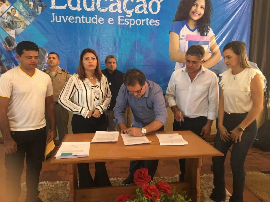 Governo do TO assina ordem de serviÃÂ§o na casa de 3 mi em Colinas e instala ColÃÂ©gio Militar