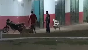 PC prende homem acusado de espancar companheira em praça pública; vídeo