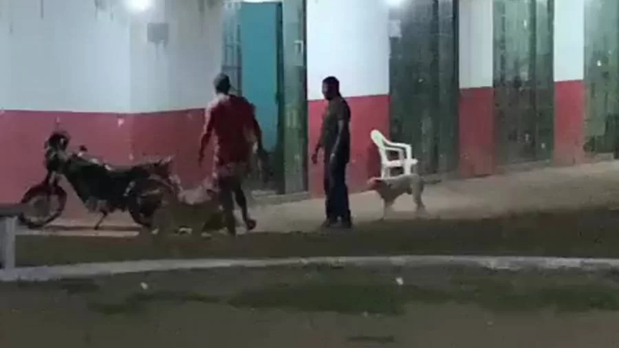 PC prende homem acusado de espancar companheira em praça pública; vídeo