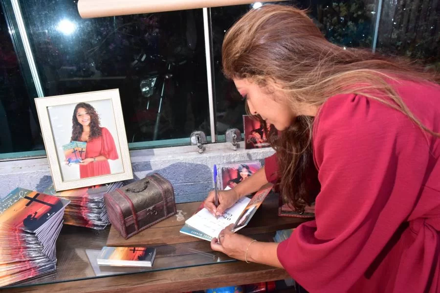 Autora Acmone Mendes fala sobre lançamento do livro "O preço do chamado": "Indescritível"