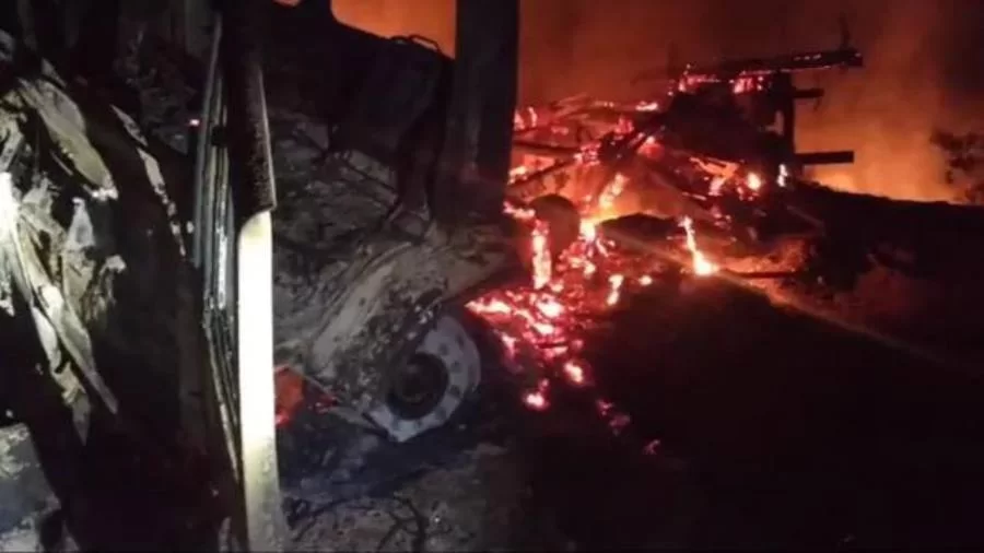 VÃDEO: Motorista de picape morre carbonizado após bater em caminhão; batida destruiu os dois veículos e causou incÃªndio nas margens de rodovia