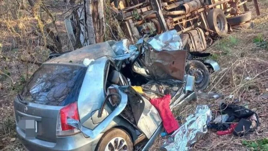 Acidente fatal entre carro de passeio e caminhão, deixa uma mulher, duas crianças e um bebÃª mortos; motorista fugiu do local