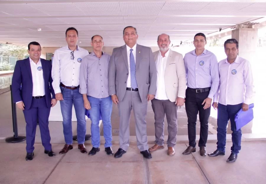 Eduardo Gomes participa de encontro com prefeitos em Brasília