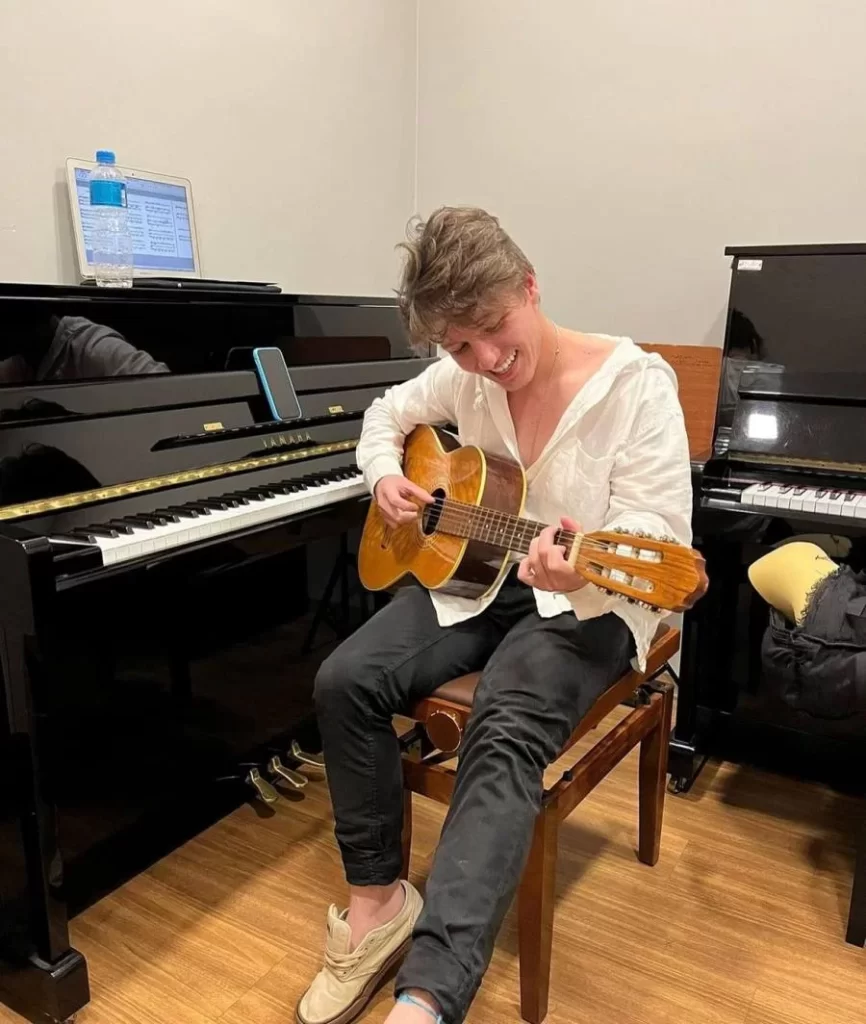 Conheça Henrique Martinez, novo cantor e compositor paulista