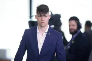 Filho mais novo de Bolsonaro é alvo em operação que investiga estelionato, lavagem de dinheiro e associação criminosa