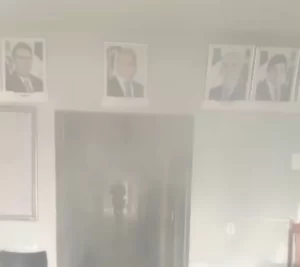 Curto-circuito em rede elétrica provoca incÃªndio na sede da Prefeitura de Arapoema