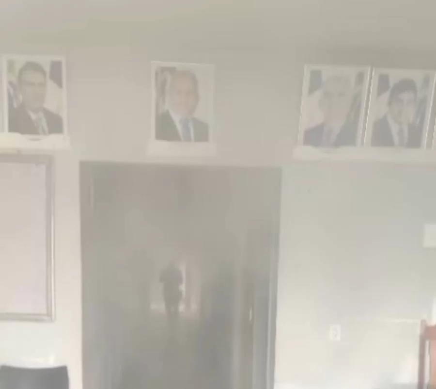 Curto-circuito em rede elétrica provoca incÃªndio na sede da Prefeitura de Arapoema