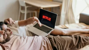 Sextou com o controle na mão! confira o listão de novidades de filmes e séries disponíveis na Netflix