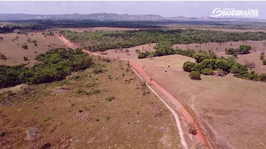 Prefeitura de Bandeirantes constrói bueiro para melhorar escoamento na estrada da região da Furna