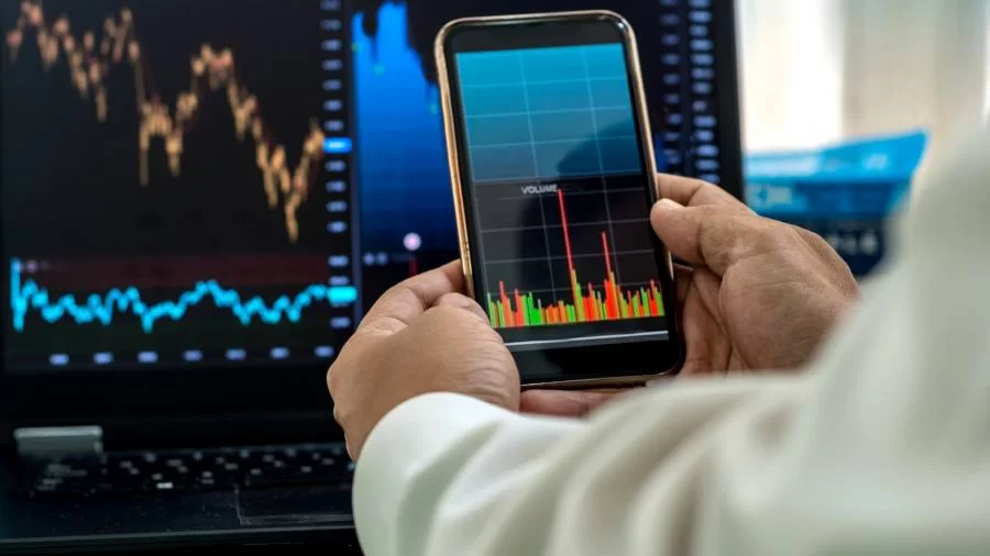 Mercado: o que esperar do Ibovespa e dólar nesta terça-feira, 12