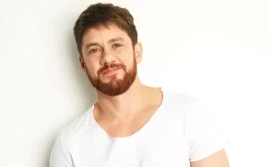 Ator Leonardo Miggiorin celebra fase no teatro "Que venham os novos projetos e novos personagens"