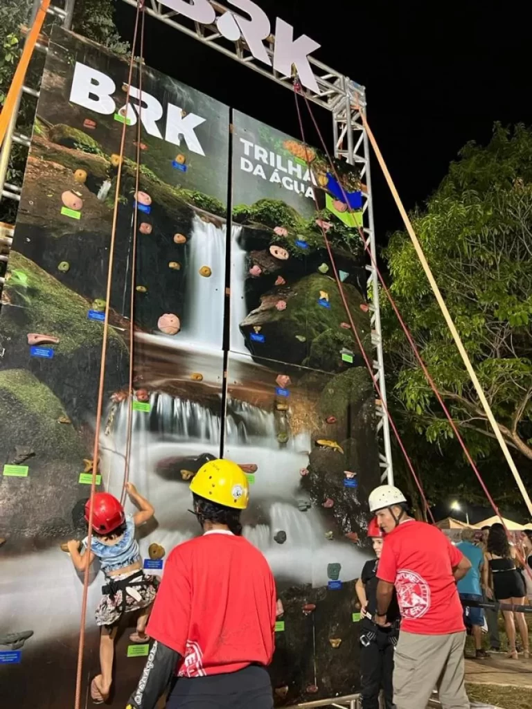 Mais de 500 crianças participaram do rapel na Trilha da Ãgua promovido pela BRK