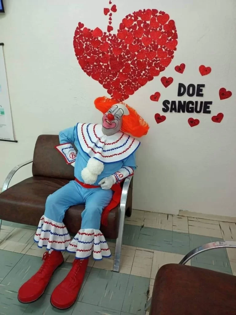 Palhaço Bozo, personagem vivido pelo André Luiz Sucesso, incentiva uma boa ação