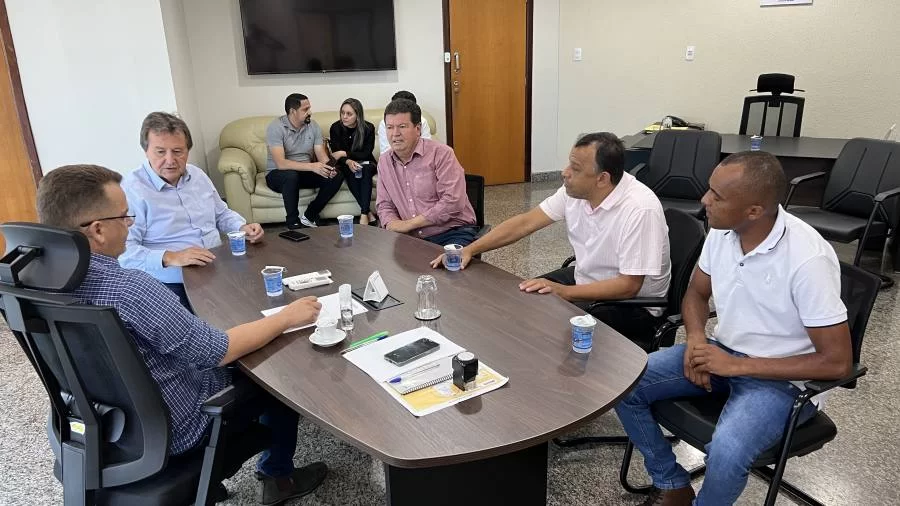 Na Ageto, Vilmar faz gestão por recuperação de estradas para Araguaçu e Arraias