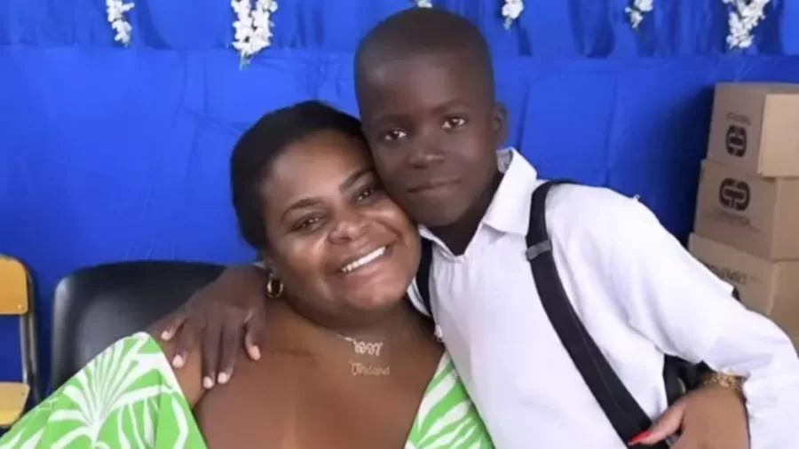 Jojo Todynho conta que pretende adotar menino que conheceu em Angola: "Ã meu filho"