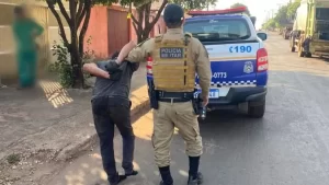 Vídeo: Suspeito de tentar roubar casa é preso após ser detido por gari que trabalhava na rua