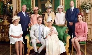 Biógrafo revela que rei Charles III questionou tom de pele do neto, filho de Harry e Meghan
