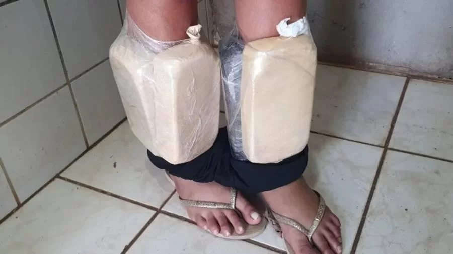 PM encontra adolescente que viajava de GoiÃ¢nia Ã  Palmas com cinco quilos de cocaína amarrados nas pernas