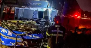 Bombeiros desencarceram vítimas de colisão entre ônibus e carro em Almas