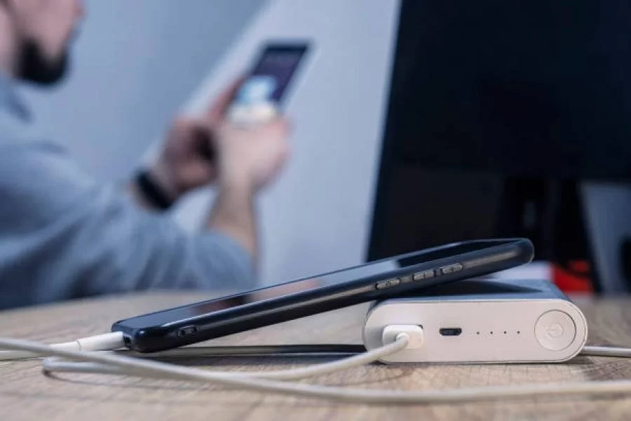 Como um carregador portátil power bank pode salvar seu dia