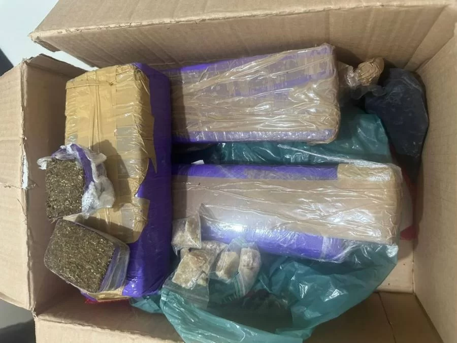Mais de 1,5kg de maconha é apreendido após traficante enviar entorpecente para endereço e o transportador, por equívoco, trocar as encomendas
