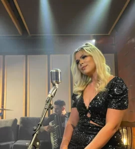 Conheça Carol Villa, cantora que tem ganhado espaço no cenário artístico
