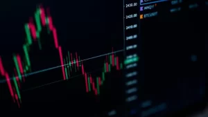 Ibovespa abre em alta em meio a tensões no Oriente Médio; dólar cai