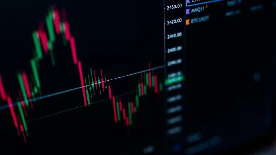 Ibovespa abre em alta em meio a tensões no Oriente Médio; dólar cai