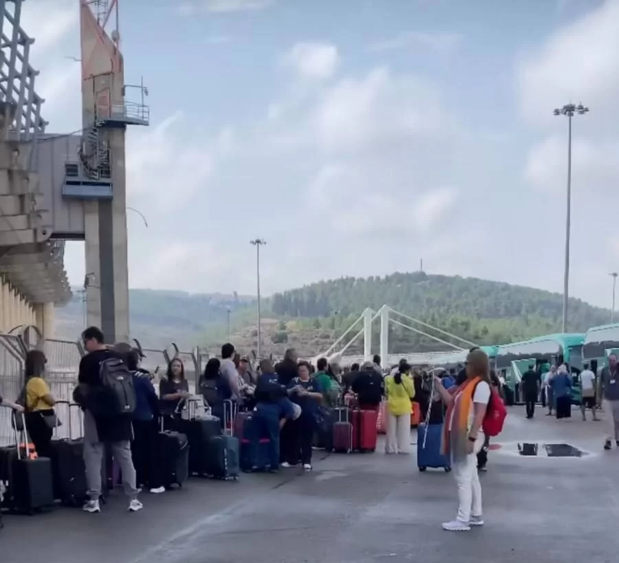 Caravana de Tocantinense embarca em avião enviado do Brasil e devem chegar na madrugada desta quarta; veja o vídeo