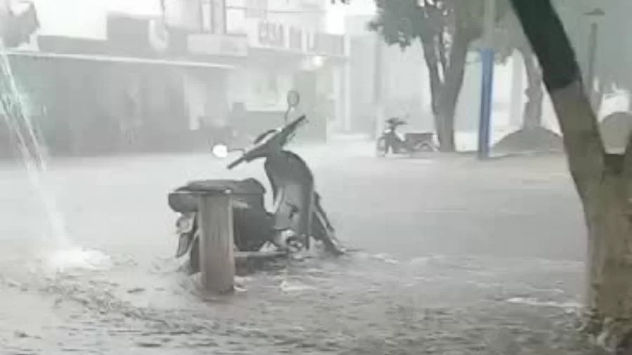 Temporal do último domingo, 08, deixa ruas e casas alagadas em Colinas do Tocantins; veja imagens