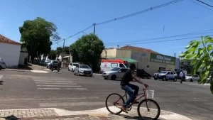 Vendedor de veículos é baleado no rosto e nas costas após ser chamado para mostrar caminhonete