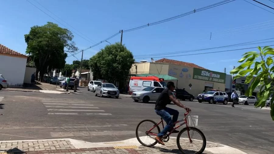 Vendedor de veículos é baleado no rosto e nas costas após ser chamado para mostrar caminhonete