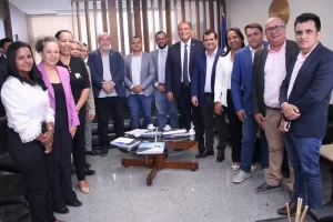 Senador Eduardo Gomes recebe caravana de prefeitos que fazem parte do CODER