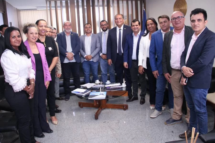 Senador Eduardo Gomes recebe caravana de prefeitos que fazem parte do CODER