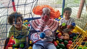 Palhaço Bozo traz alegria na periferia do Brasil
